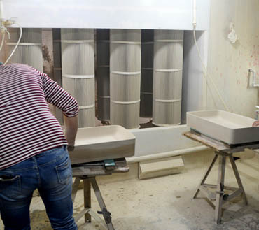 Ceramic basin handling at the CADIA factory