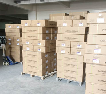 Mitgeliefertes CADIA-Foto von verpackten Kartons in einem Fabrikgelände